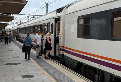 L'R2 Sud acumula retards en la represa després de les obres als túnels del Garraf. ACN